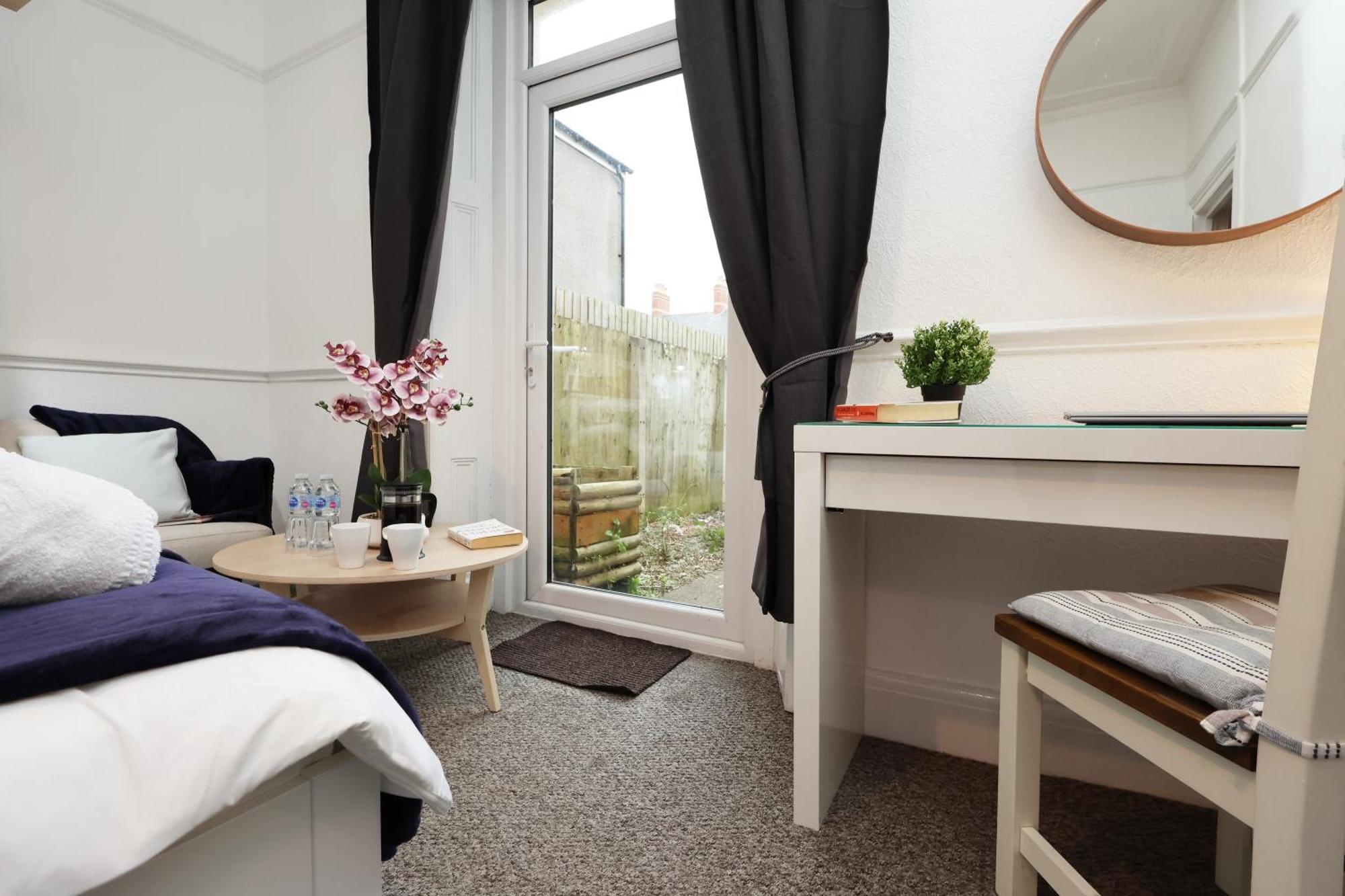 Cardiff City Guesthouse, Central Rooms, Fast Wi-Fi, On-Street Parking Кардифф Экстерьер фото