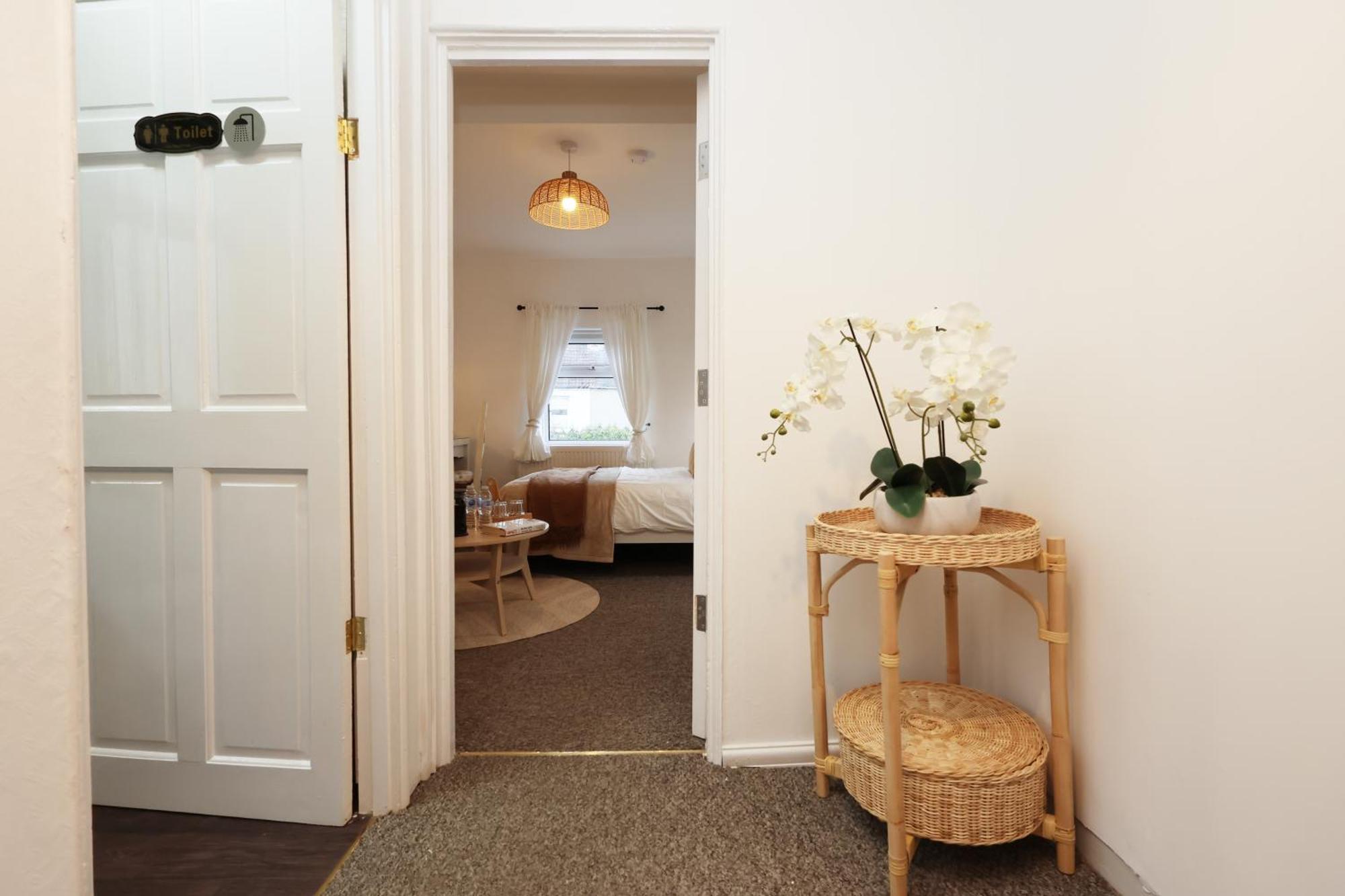 Cardiff City Guesthouse, Central Rooms, Fast Wi-Fi, On-Street Parking Кардифф Экстерьер фото